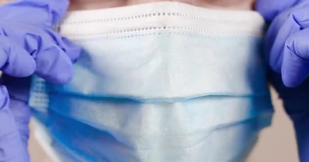 Крупним планом знімок жіночого рота носить захисну медичну маску в клінічній лабораторії під час пандемії коронавірусу
. - Кадри, відео