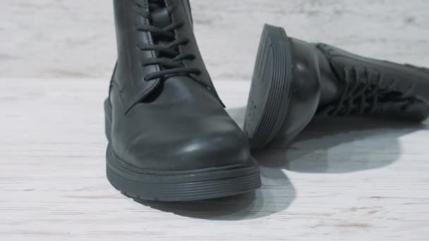 Дорогі розкішні шкіряні чоботи для чоловіків на білому дерев'яному фоні
 - Кадри, відео