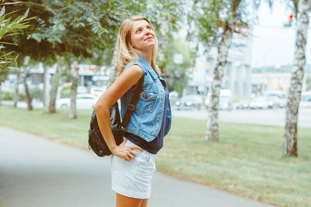 Kaunis nuori nainen kävelee puistossa kesällä - Valokuva, kuva