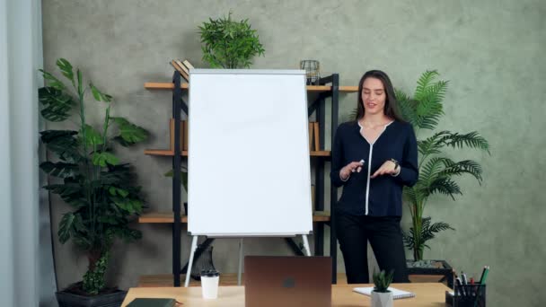 Mujer de negocios entrenador charla enseña motiva a los estudiantes en línea webcam videollamada - Imágenes, Vídeo