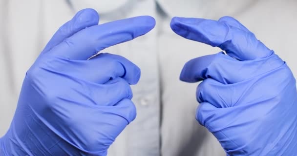 Médecin ou infirmière portant des gants chirurgicaux en nitrile bleu, sécurité médicale professionnelle et hygiène - Séquence, vidéo