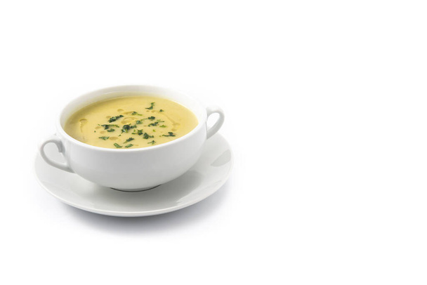 Зеленый суп из спаржи в миске, изолированной на белом фоне. - Фото, изображение