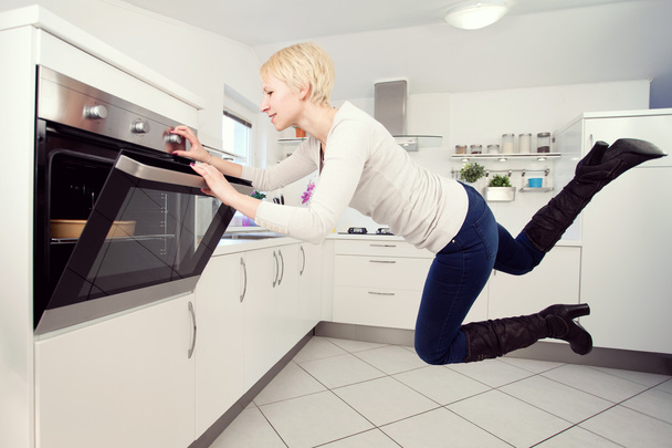 Levitation in the kitchen - Foto, Bild