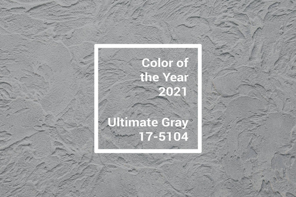 Foto creativa de fondo interior de lujo en un color de moda Ultimate Gray. Paredes de yeso texturizado veneciano con acabado esmaltado. Colores de tendencia de 2021 - Foto, imagen