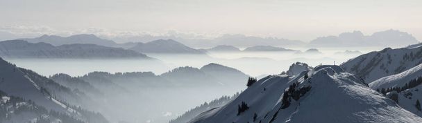 Snow Mountains Panorama em névoa baixa inversão vale. Silhuetas de montanhas nebulosas. Paisagem de inverno nevado cênica. Vista de Stuiben para Saentis. Alps, Allgau, Baviera, Alemanha. - Foto, Imagem