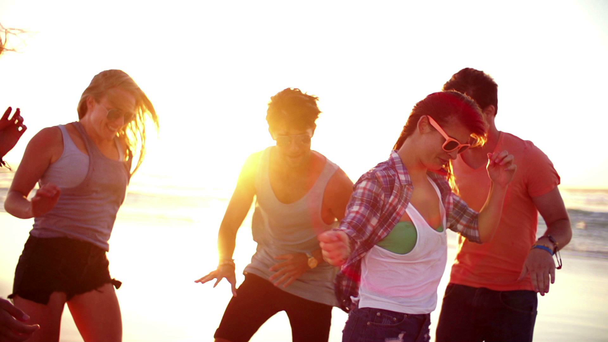 mensen dansen op het strand - Video