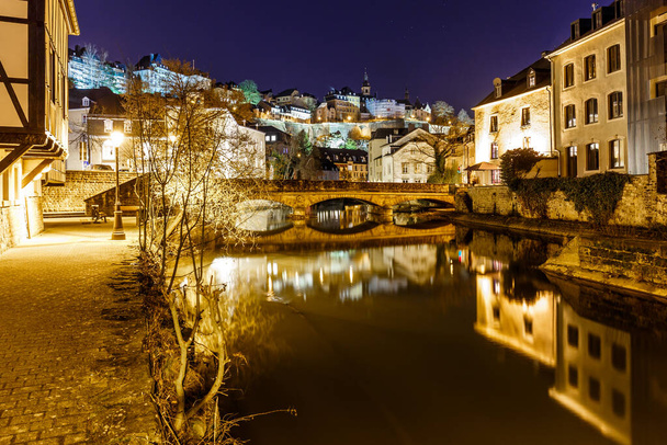 Grund yöllä, Luxemburg - Valokuva, kuva