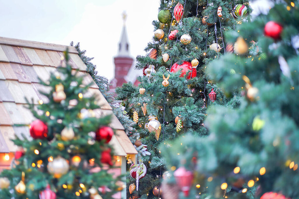 Unscharf geschmückte Weihnachtsbäume auf Plätzen und Straßen - Foto, Bild