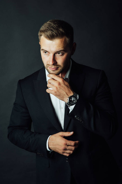 Handsome male businessman with suit posing in a photo studio. Half-length portrait - Foto, afbeelding