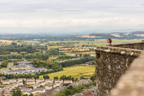 Nainen Stirlingin linnassa kesällä, Skotlanti, Yhdistynyt kuningaskunta - Valokuva, kuva