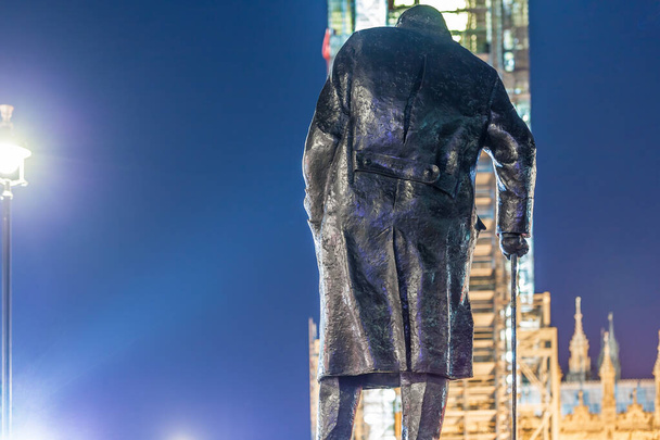 Estátua de Churchill à noite, Londres, Reino Unido - Foto, Imagem