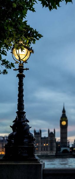 Wspaniały widok na Big Bena (wieża Elizabeth) po zachodzie słońca - Zdjęcie, obraz