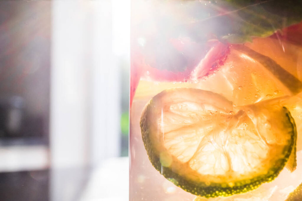 Agua de fruta refrescante en la cocina en verano - Foto, Imagen