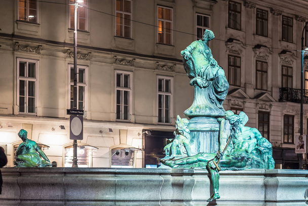 Fontana Donnerbrunnen a Vienna nel periodo natalizio, Austria - Foto, immagini