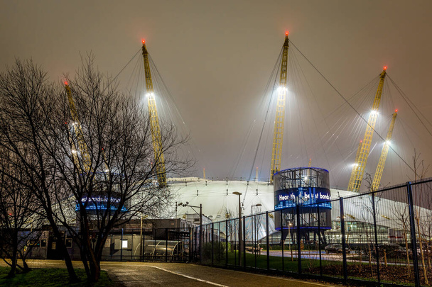 Γήπεδο ποδοσφαίρου το βράδυ, Λονδίνο - Φωτογραφία, εικόνα