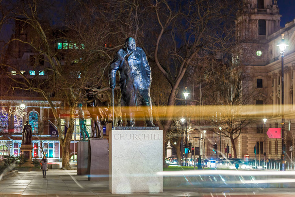 Статуя Черчилля ночью, Лондон, Великобритания - Фото, изображение