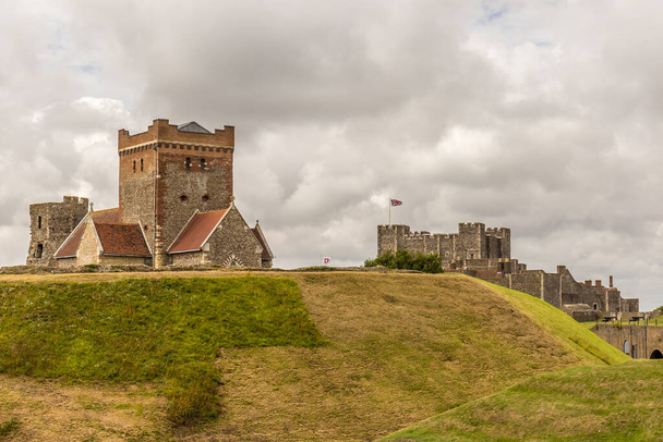 Vista sobre el castillo de Dover en verano, Inglaterra - Foto, Imagen