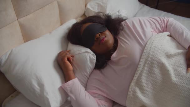 Femme agitée se sentant mal à l'aise pendant le sommeil - Séquence, vidéo