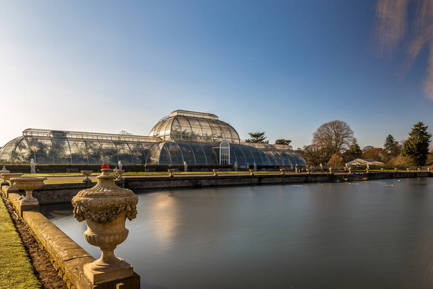 Long exposure shot of fountain and pavilion in Kew Gardens, London, UK - Foto, imagen