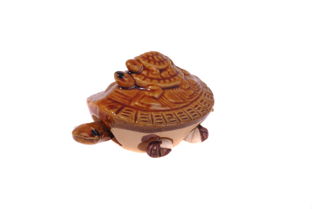 Figurinha de cerâmica de tartaruga
 - Foto, Imagem