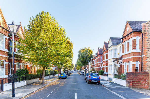Улица в пригороде Чисвика осенью, Лондон, Англия - Фото, изображение