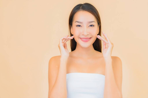 Портрет красивої молодої азіатки з концепцією косметичного косметичного макіяжу на кольоровому ізольованому фоні
 - Фото, зображення