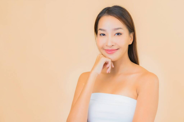 Retrato bela jovem asiática mulher com beleza spa cosmético maquiagem conceito na cor isolado fundo - Foto, Imagem