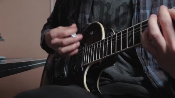 close-up van mannelijke hand spelen elektrische gitaar. - Video