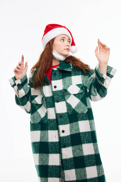 ładna kobieta w nowym roku ubrania gestykulujące z rąk świąteczne emocje - Zdjęcie, obraz