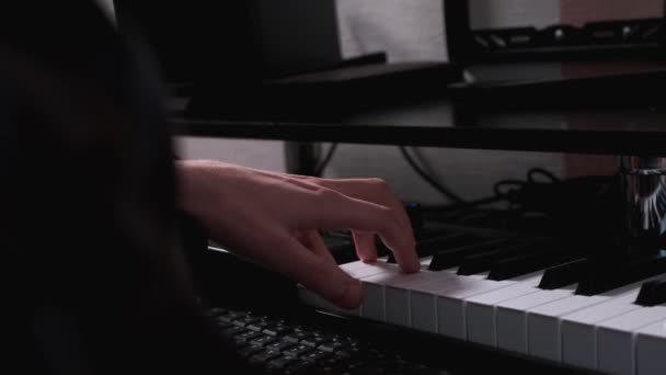 Male hands playing electronic keyboard, midi keys on the table. - Metraje, vídeo