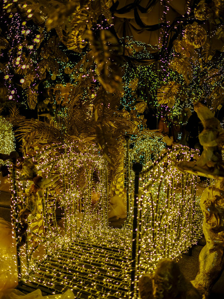 Híd színes fényekkel és karácsonyi dekorációval. Kiváló minőségű fénykép - Fotó, kép