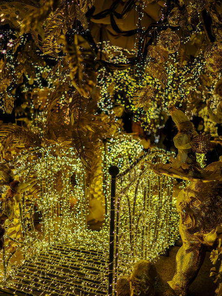Híd színes fényekkel és karácsonyi dekorációval. Kiváló minőségű fénykép - Fotó, kép