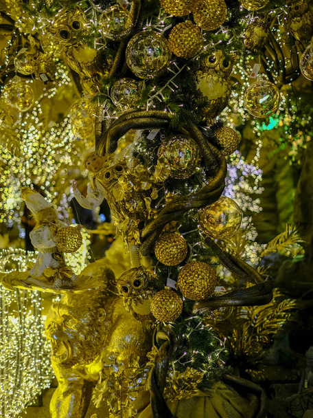 Золотые елочные украшения с разноцветными огнями. Высокое качество фото - Фото, изображение