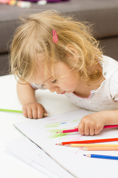 girl drawing with colored pencils - Fotoğraf, Görsel