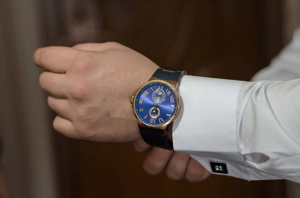 Relógio de mão masculino na mão do noivo, close-up. Os preparativos do noivo - Foto, Imagem