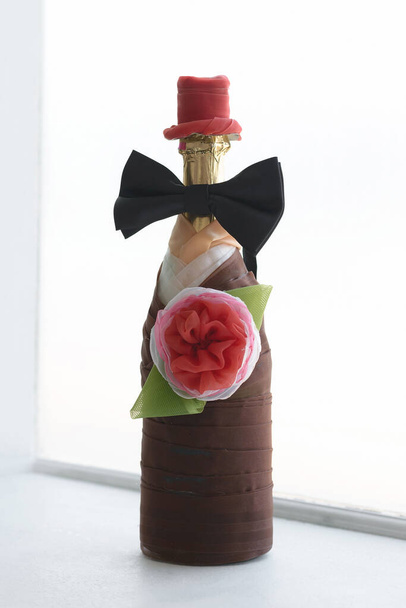 Damadın takım elbisesine dekore edilmiş bir şampanya şişesi pencere eşiğinde. Düğün kompozisyonu - Fotoğraf, Görsel