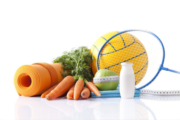 Aliments sains et équipements sportifs isolés sur du blanc
 - Photo, image