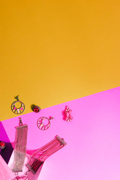 moderno flat lay mínima foto de pequena caixa aberta com jóias saindo de um fundo de papel rosa e laranja brilhante com espaço de cópia - Foto, Imagem