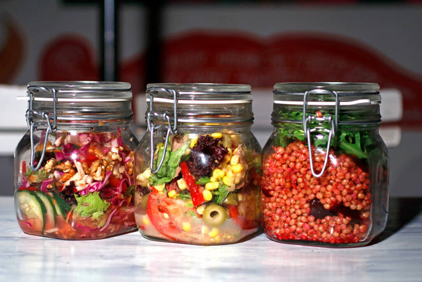 здоровый органический свежий салат в банках - Фото, изображение