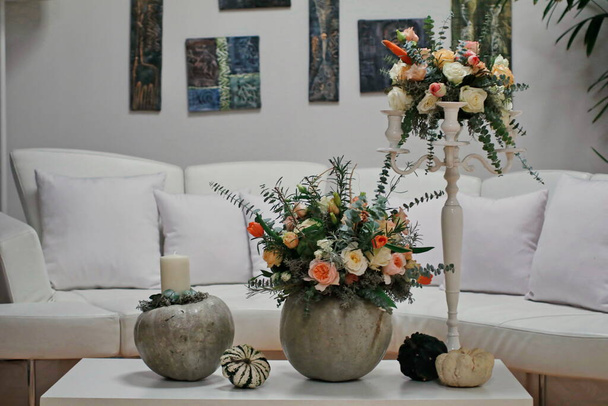 барвиста розкіш Квіткові композиції та свічки у вітальні
  - Фото, зображення