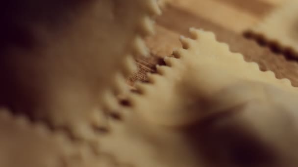 Close-up de mulheres mão separando ravioli uns dos outros depois de ser cortado. Preparação de ravioli, um prato típico italiano, caseiro de acordo com a antiga tradição italiana. Vídeo 4K. Vista macro - Filmagem, Vídeo
