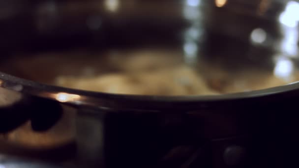 Primer plano de la cocción de ravioles colocándolos en una sartén con agua hirviendo. Preparación de ravioles, un plato típico italiano, hecho en casa según la antigua tradición italiana. Vídeo 4K, macro - Metraje, vídeo