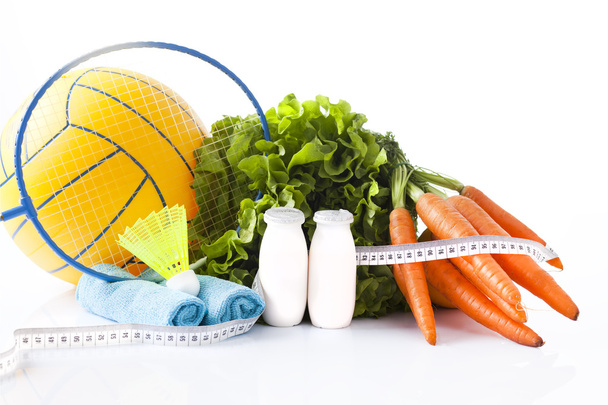 Здорова їжа та спортивне обладнання ізольовані на білому
 - Фото, зображення