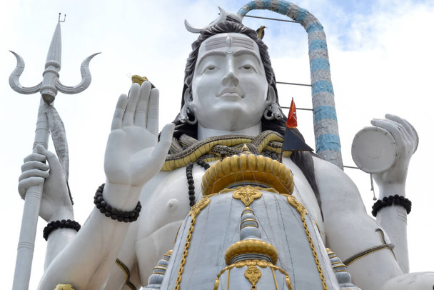 Άγαλμα του 'ρχοντα Σίβα. Αριστούργημα Μαρμάρινο γλυπτό Διαλογισμός Shiva Άγαλμα. Μεγαλοπρεπής. Προβολή χαμηλής γωνίας. - Φωτογραφία, εικόνα
