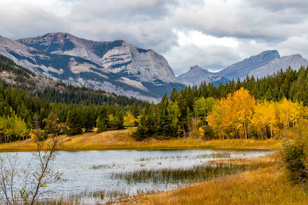 Kolory jesieni w Middle Lake. Park Prowincji Bow Valley, Alberta, Kanada - Zdjęcie, obraz