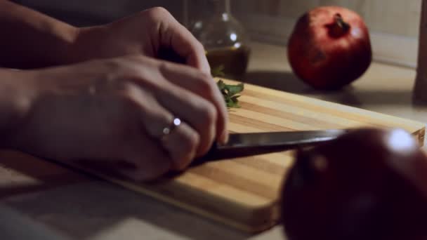 Pilkkovat vihreää persiljaa veitsellä puisella leikkuulaudalla. Terveellinen ainesosa herkulliseen ravioliin. Raviolin valmistusprosessi. 4K-video - Materiaali, video