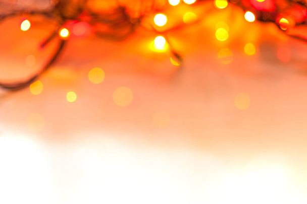 Fond Bokeh. Bougies de feu déconcentrées. Lumière Bokeh, lumières jaunes floues chatoyantes sur rouge. Résumé fond flou de Noël. - Photo, image