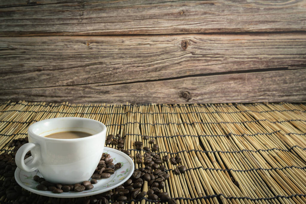 šálky kávy s kávovými zrny bambusové pozadí. Kopírovat prostor. - Fotografie, Obrázek