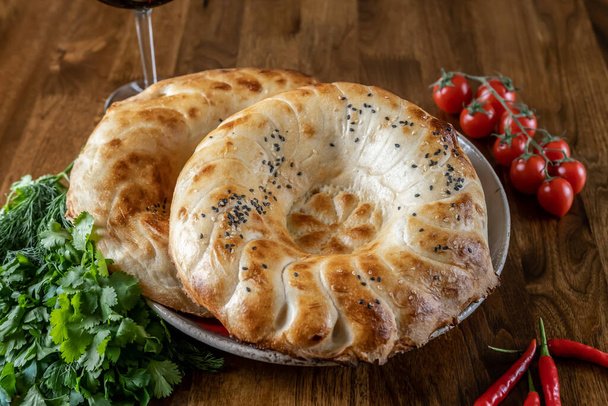 Pane appena sfornato con sesamo per cena. Lavanda armena - Foto, immagini