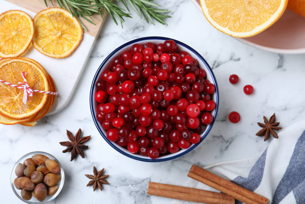 Flat lay composition with fresh ripe cranberries on white marble table - Zdjęcie, obraz